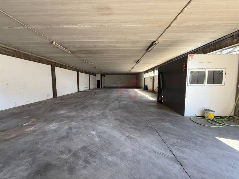 4 Armazéns Industriais em Barcelos com licença para comércio e indústria, Pé Direito de 6 a 8 m²
