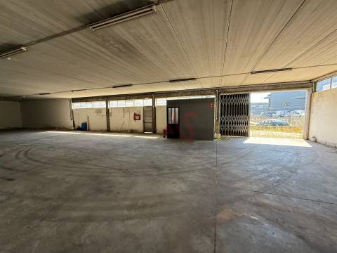 4 Armazéns Industriais em Barcelos com licença para comércio e indústria, Pé Direito de 6 a 8 m²