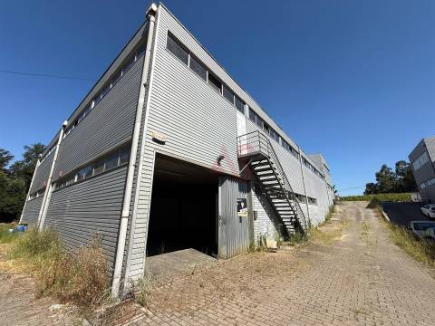 4 Armazéns Industriais em Barcelos com licença para comércio e indústria, Pé Direito de 6 a 8 m²