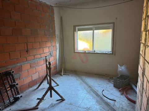 Apartamento T3, com 1 Suite , Lavandaria, Cozinha Mobilada em Construção – Felgueiras