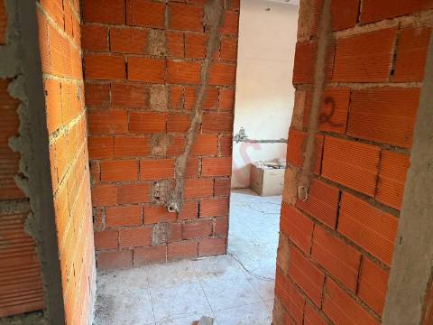 Apartamento T3, com 1 Suite , Lavandaria, Cozinha Mobilada em Construção – Felgueiras