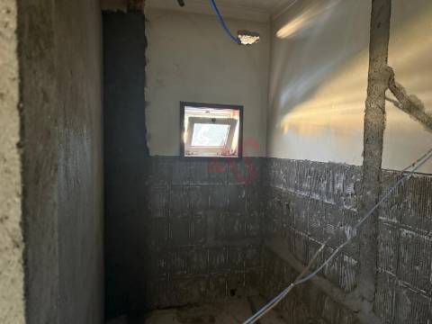 Apartamento T3, com 1 Suite , Lavandaria, Cozinha Mobilada em Construção – Felgueiras