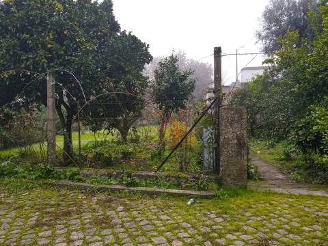 Moradia de dois andares com 1.200 m², junto aos Bombeiros em Marco de Canaveses