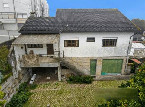 Moradia de dois andares com 1.200 m², junto aos Bombeiros em Marco de Canaveses