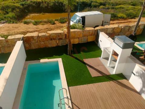 Moradia em banda T2+1, inserida em condomínio fechado em Albufeira