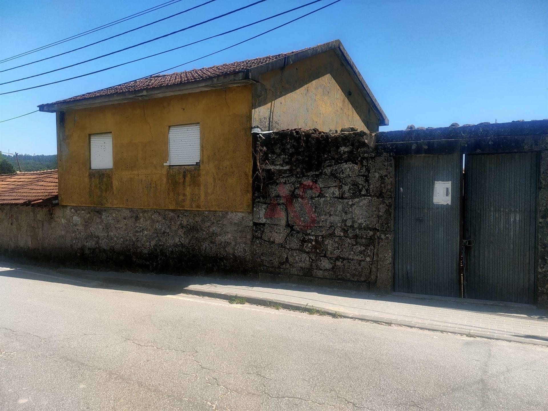 Quinta com 19000m2 dos quais 2000m2 Urbanizáveis, Composta por Moradia, Moinho e mais 5 em Lousada