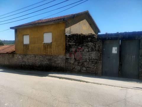 Quinta com 19000m2 dos quais 2000m2 Urbanizáveis, Composta por Moradia, Moinho e mais 5 em Lousada