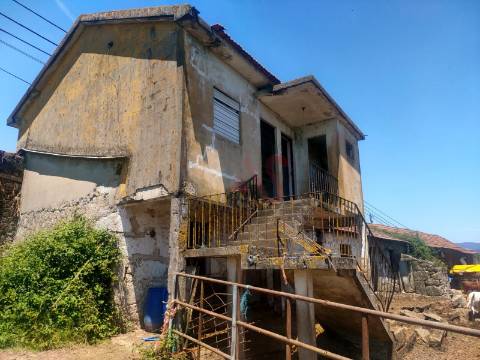 Quinta com 19000m2 dos quais 2000m2 Urbanizáveis, Composta por Moradia, Moinho e mais 5 em Lousada