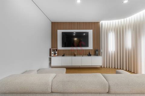 🏡 Moradia T4 + T1 com Jardim, Garagem e Excelente Localização – Sousa, Felgueiras