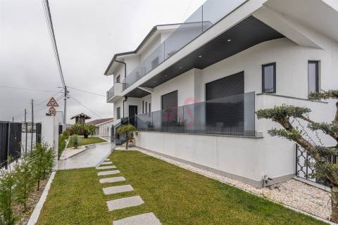 🏡 Moradia T4 + T1 com Jardim, Garagem e Excelente Localização – Sousa, Felgueiras