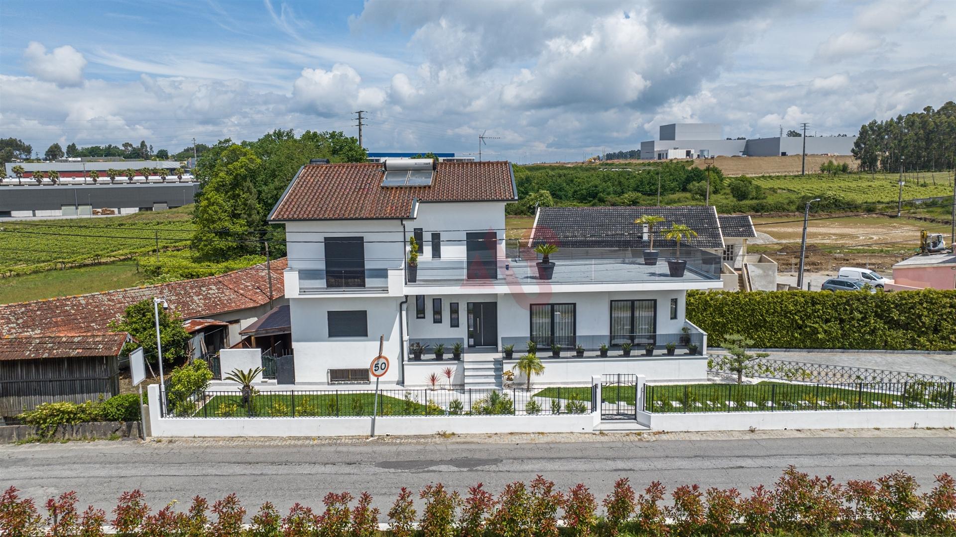🏡 Moradia T4 + T1 com Jardim, Garagem e Excelente Localização – Sousa, Felgueiras