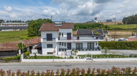 🏡 Moradia T4 + T1 com Jardim, Garagem e Excelente Localização – Sousa, Felgueiras