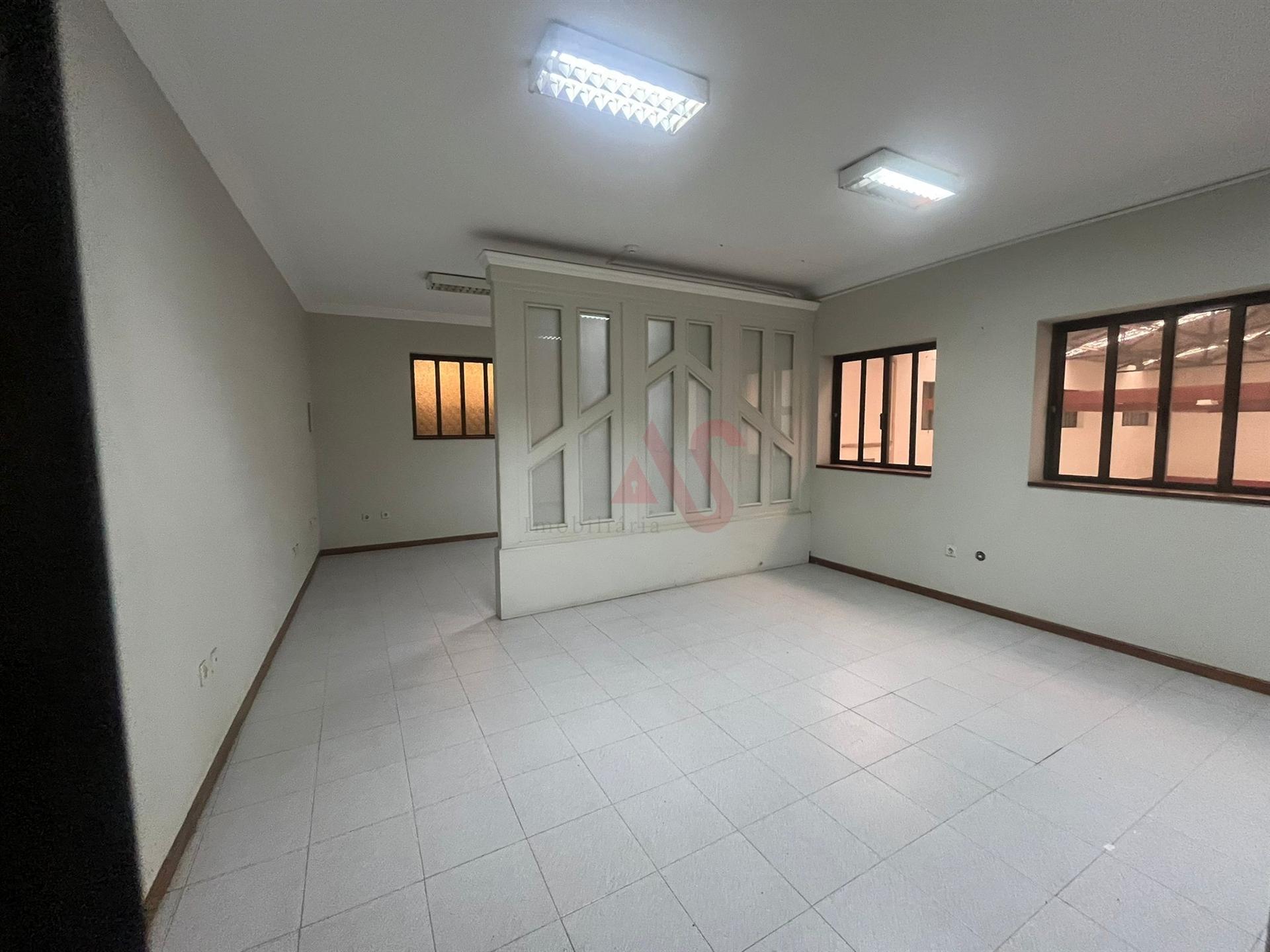 Pavilhão Industrial com Elevado Potencial - Seroa, Paços de Ferreira