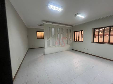 Pavilhão Industrial com Elevado Potencial - Seroa, Paços de Ferreira