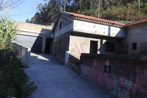 Moradia T3 para Restauro em Sendim, Felgueiras