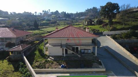 Moradia T3+2 com Piscina e Terreno de 2.760 m² em Idães, Felgueiras