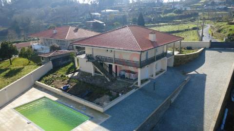 Moradia T3+2 com Piscina e Terreno de 2.760 m² em Idães, Felgueiras