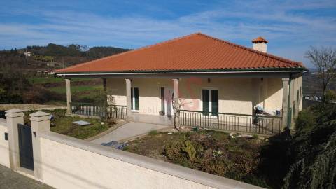 Moradia T3+2 com Piscina e Terreno de 2.760 m² em Idães, Felgueiras