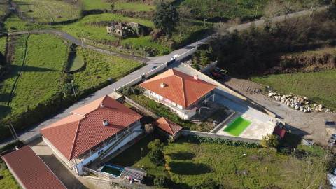 Moradia T3+2 com Piscina e Terreno de 2.760 m² em Idães, Felgueiras
