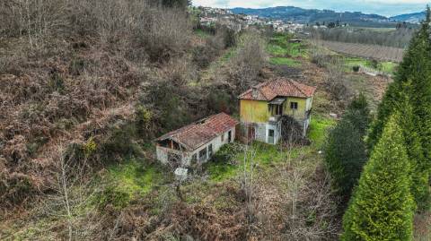 Moradia T3 para Restaurar em Pombeiro de Ribavizela, Felgueiras