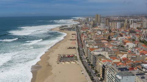 Apartamento T4 na 1ª Linha de Mar – Centro da Póvoa de Varzim com uma Vista Deslumbrante