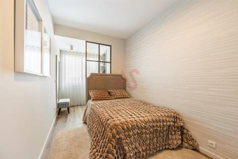 Apartamento T4 na 1ª Linha de Mar – Centro da Póvoa de Varzim com uma Vista Deslumbrante