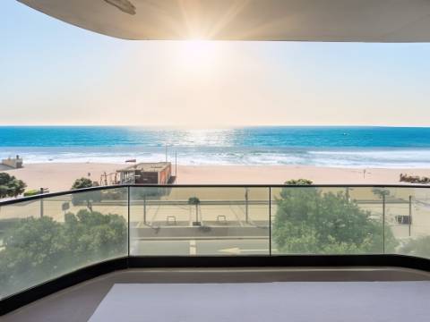 Apartamento T4 na 1ª Linha de Mar – Centro da Póvoa de Varzim com uma Vista Deslumbrante