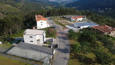 Terreno para construção com 2.472,45 m2, em Barrosas (Santo Estêvão), Lousada