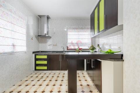 Moradia T3 em Sobrosa com Piscina e Espaço Comercial