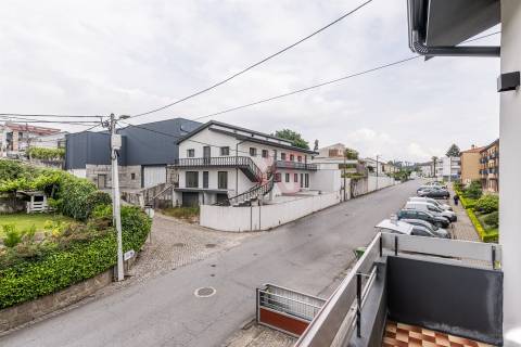 Moradia T3 em Sobrosa com Piscina e Espaço Comercial