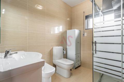 Moradia T3 em Sobrosa com Piscina e Espaço Comercial