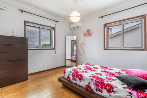 Moradia T3 em Sobrosa com Piscina e Espaço Comercial