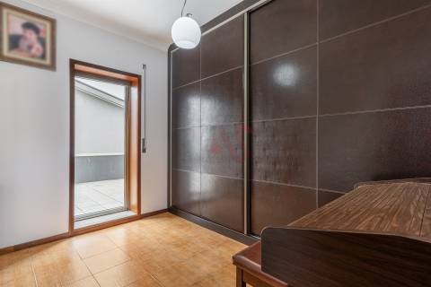 Moradia T3 em Sobrosa com Piscina e Espaço Comercial