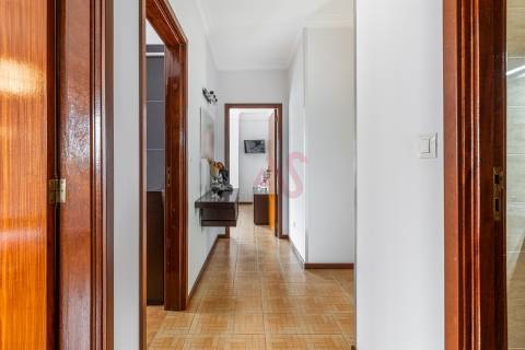 Moradia T3 em Sobrosa com Piscina e Espaço Comercial