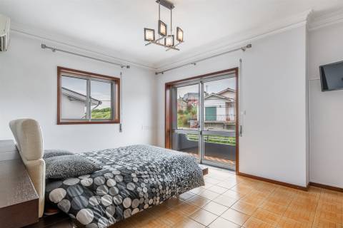 Moradia T3 em Sobrosa com Piscina e Espaço Comercial