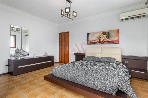 Moradia T3 em Sobrosa com Piscina e Espaço Comercial