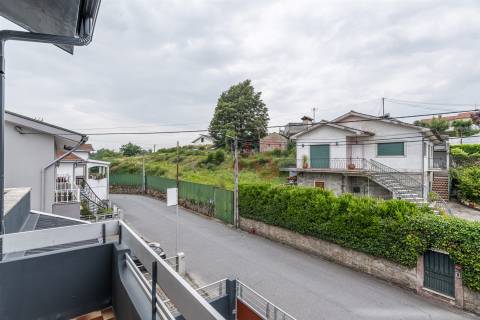 Moradia T3 em Sobrosa com Piscina e Espaço Comercial