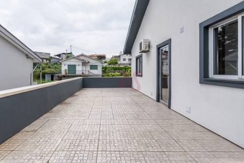Moradia T3 em Sobrosa com Piscina e Espaço Comercial