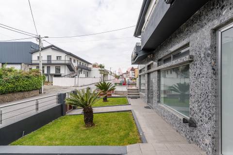 Moradia T3 em Sobrosa com Piscina e Espaço Comercial