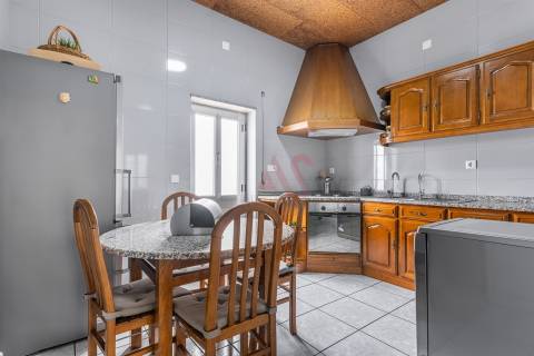 Moradia T3 em Sobrosa com Piscina e Espaço Comercial