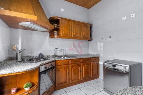 Moradia T3 em Sobrosa com Piscina e Espaço Comercial