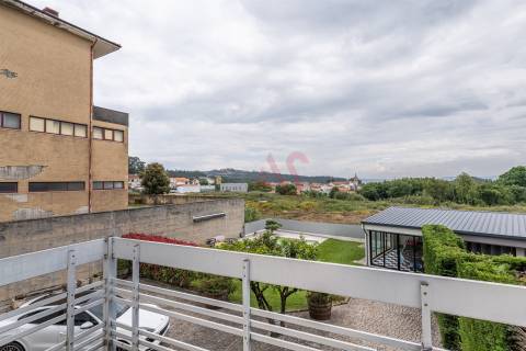 Moradia T3 em Sobrosa com Piscina e Espaço Comercial