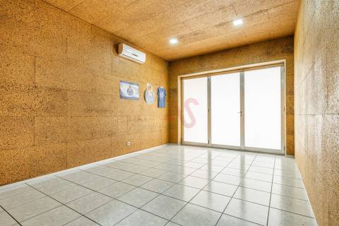 Moradia T3 em Sobrosa com Piscina e Espaço Comercial