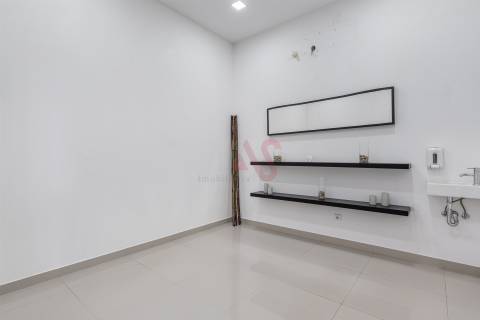 Moradia T3 em Sobrosa com Piscina e Espaço Comercial