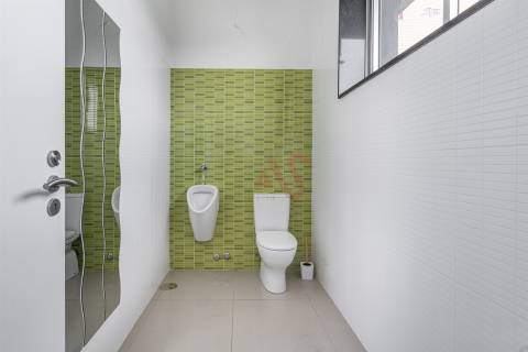 Moradia T3 em Sobrosa com Piscina e Espaço Comercial
