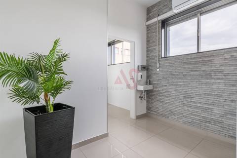Moradia T3 em Sobrosa com Piscina e Espaço Comercial