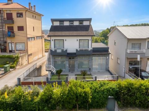 Moradia T3 em Sobrosa com Piscina e Espaço Comercial