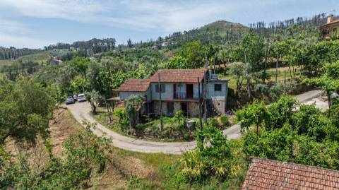 Moradia T2 com Quintal para Restauro – Outeirinho