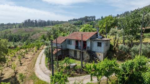 Moradia T2 com Quintal para Restauro – Outeirinho