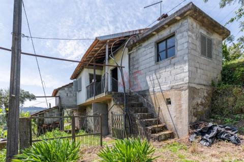Moradia T2 para Restauro com Terrenos Adjacentes com Cerca de 5.000 m²